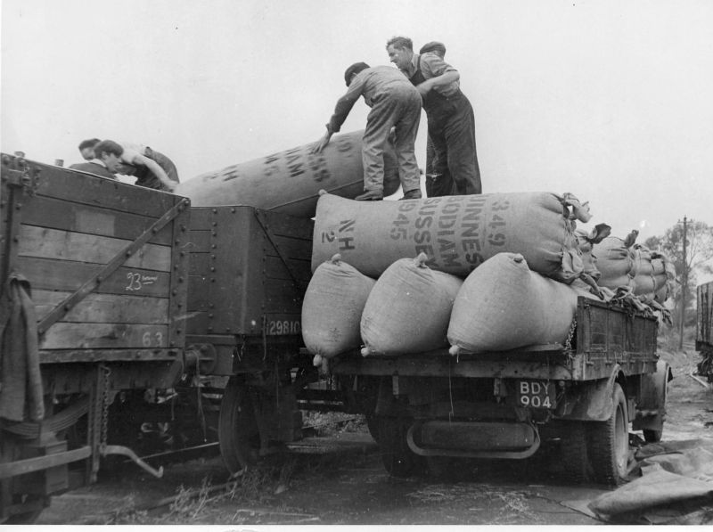 Loading hop pockets into a goods wagon